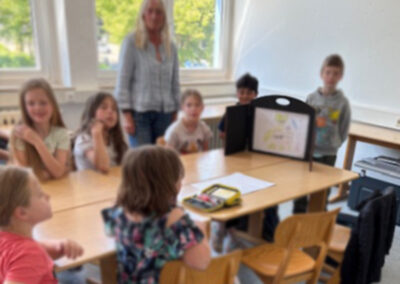 Die Kinder der Kamishibai-AG präsentieren ihr Papiertheater.