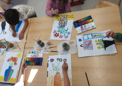 Die Kinder der Kunst-AG in der Grundschule Neuenhaus malen mit Wasserfarben.